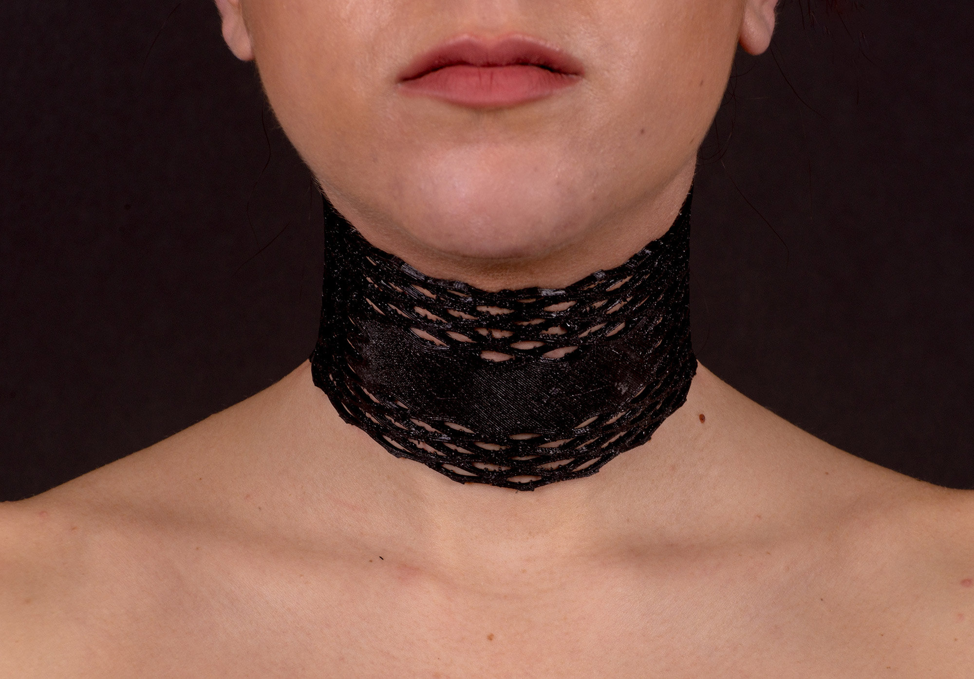 03_skindeep_neck_flexible_prosthetic_Vogl.jpg